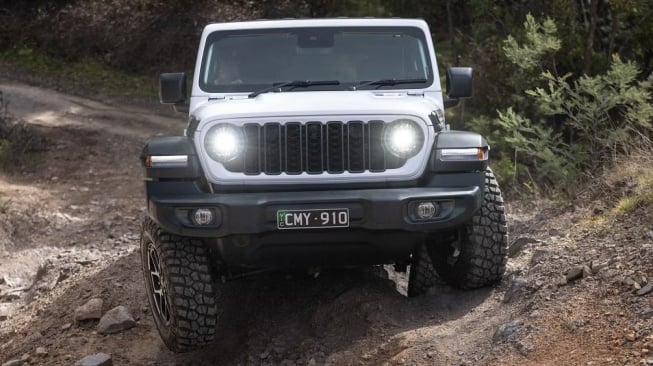 lustrasi Jeep Rubicon 2 pintu yang memiliki kapasitas penumpang 4 penumpang. Spesifikasi mesinnya antara lain kapasitas mesin sebesar 1.955 CC yang mampu menghasilkan tenaga maksimal sebesar 270 Hp dan capaian torsi maksimal 400 Nm. (Foto: Jeep)