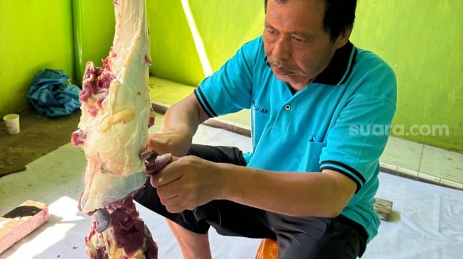 Stop Plastik! Warga Diimbau Gunakan Daun Pisang untuk Bungkus Daging Kurban