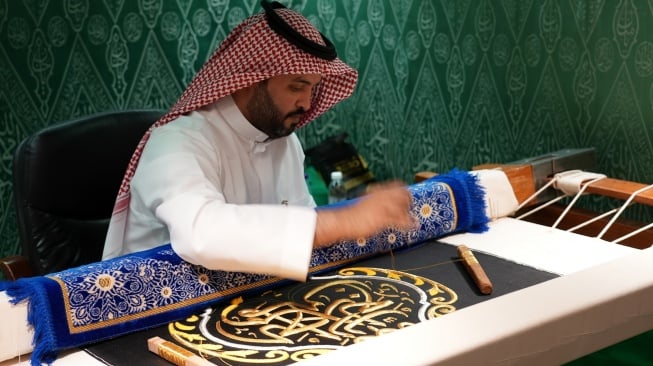 Pekerja menyulam kain Kiswah dengan benang emas di King Abdulaziz Complex, Kota Makkah, Arab Saudi, Selasa (3/6/2025). [ANTARA FOTO/Ahmad Faisal/sgd/nym]