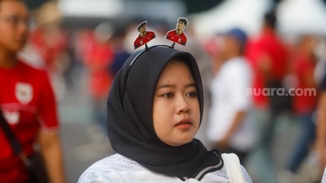 Sejumlah suporter hadir untuk menyaksikan langsung pertandingan Indonesia vs China dalam laga lanjutan Grup F Kualifikasi Piala Dunia 2026 zona Asia di Stadion Utama Gelora Bung Karno (GBK), Senayan, Jakarta, Kamis (5/6/2025). [Suara.com/Alfian Winanto]