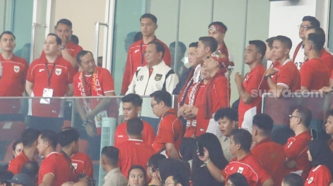 Presiden RI Prabowo Subianto saat menonton pertandingan Grup C putaran ketiga Kualifikasi Piala Dunia 2026 zona Asia antara Indonesia melawan China di Stadion Utama Gelora Bung Karno, Jakarta, Kamis (5/6/2025). [Suara.com/Alfian Winanto]