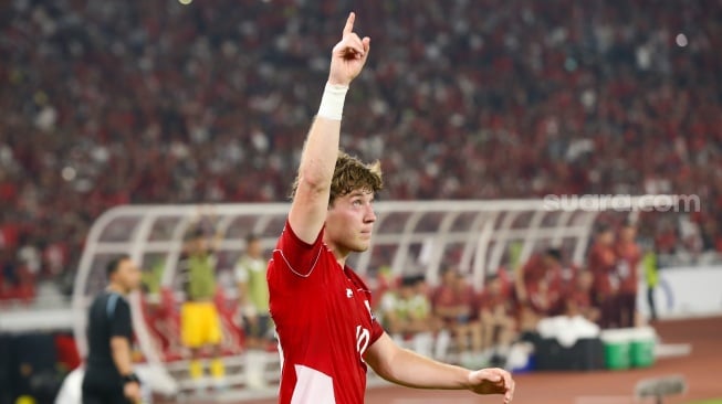Pesepak bola Timnas Indonesia Ole Romeny berselebrasi dengan rekan setimnya usai mencetak gol ke gawang China dalam pertandingan Grup C putaran ketiga Kualifikasi Piala Dunia 2026 zona Asia antara Indonesia melawan China di Stadion Utama Gelora Bung Karno, Jakarta, Kamis (562025). [Suara.comAlfian Winanto]