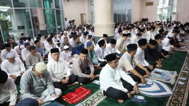 Suasana Salat Iduladha di Masjid Fatahillah Balai Kota Jakarta, Jumat (6/6/2025). Sejumlah warga dan ASN Pemprov DKI Jakarta memenuhi masjid tersebut. [Suara.com/Fakhri]