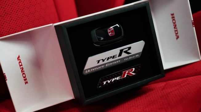 Honda Civic Type R Ultimate Edition sebagai tanda perpisahan untuk pasar Eropa dan hanya tersdia sebanyak 40 unit sebelum Honda benar-benar tak bisa lagi memasarkan Honda Civic Type R pada 2026 karena masalah regulasi. (Foto: Carscoops)