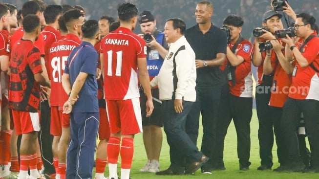 Presiden RI Prabowo Subianto memberikan selamat kepada pemain Timnas Indonesia usai pertandingan Grup C putaran ketiga Kualifikasi Piala Dunia 2026 zona Asia antara Indonesia melawan China di Stadion Utama Gelora Bung Karno, Jakarta, Kamis (5/6/2025). [Suara.com/Alfian Winanto]
