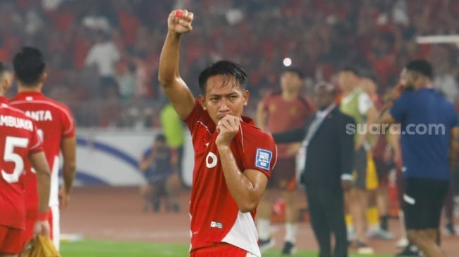 Pesepak bola Timnas Indonesia Beckham Putra Nugraha berselebrasi usai memenangkan pertandingan Grup C putaran ketiga Kualifikasi Piala Dunia 2026 zona Asia antara Indonesia melawan China di Stadion Utama Gelora Bung Karno, Jakarta, Kamis (5/6/2025). [Suara.com/Alfian Winanto]