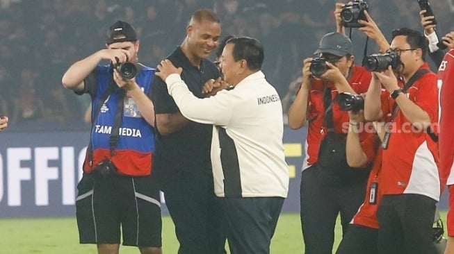 Presiden RI Prabowo Subianto memberikan selamat kepada Pelatih Patrick Kluivert dan pemain Timnas Indonesia usai pertandingan Grup C putaran ketiga Kualifikasi Piala Dunia 2026 zona Asia antara Indonesia melawan China di Stadion Utama Gelora Bung Karno, Jakarta, Kamis (5/6/2025). [Suara.com/Alfian Winanto]