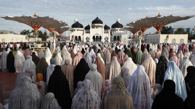 Umat Islam melaksanakan shalat Idul Adha 1446 Hijriah di Masjid Raya Baiturrahman, Banda Aceh, Aceh, Jumat (6/6/2025). [ANTARA FOTO/Irwansyah Putra/nym]