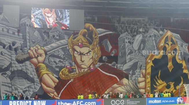 Koreografi Suporter Timnas Indonesia bergambar Gatot Kaca ditampilkan saat pertandingan Grup C putaran ketiga Kualifikasi Piala Dunia 2026 zona Asia antara Indonesia melawan China di Stadion Utama Gelora Bung Karno, Jakarta, Kamis (5/6/2025). [Suara.com/Alfian Winanto]