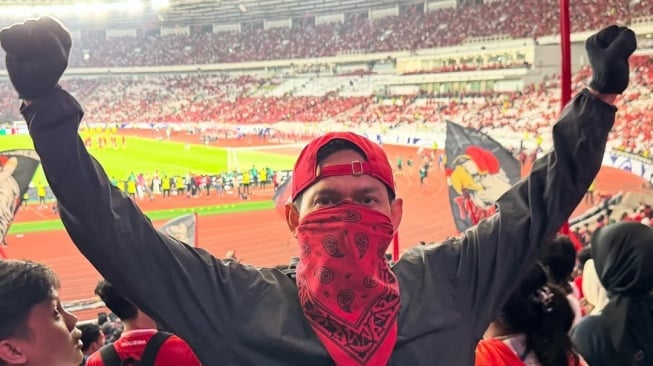 Ibnu Jamil bentangkan tifo di laga krusial timnas Indonesia vs China (Instagram)