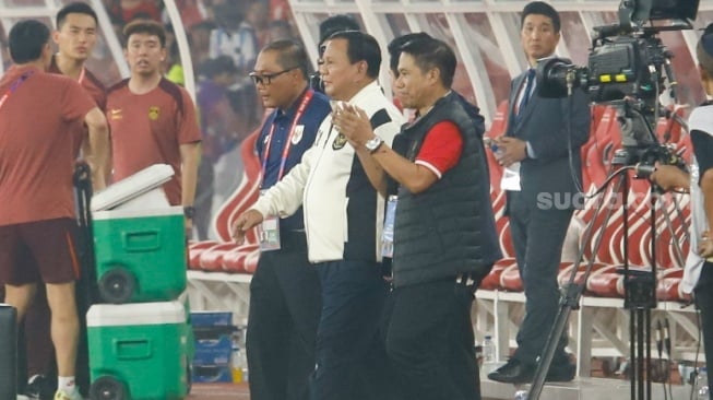 Presiden RI Prabowo Subianto turun ke lapangan untuk memberikan selamat kepada pemain Timnas Indonesia usai pertandingan Grup C putaran ketiga Kualifikasi Piala Dunia 2026 zona Asia antara Indonesia melawan China di Stadion Utama Gelora Bung Karno, Jakarta, Kamis (5/6/2025). [Suara.com/Alfian Winanto]