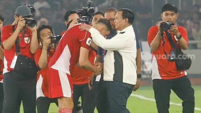 Presiden RI Prabowo Subianto memberikan selamat kepada Jay Idzes dan pemain Timnas Indonesia lainnya usai pertandingan Grup C putaran ketiga Kualifikasi Piala Dunia 2026 zona Asia antara Indonesia melawan China di Stadion Utama Gelora Bung Karno, Jakarta, Kamis (5/6/2025). [Suara.com/Alfian Winanto]