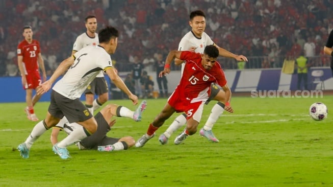 Pesepak bola Timnas Indonesia Ricky Kambuaya berebut bola dengan pemain Timnas China dalam pertandingan Grup C putaran ketiga Kualifikasi Piala Dunia 2026 zona Asia antara Indonesia melawan China di Stadion Utama Gelora Bung Karno, Jakarta, Kamis (5/6/2025). [Suara.com/Alfian Winanto]