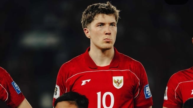Ole Romeny. Penyerang Timnas Indonesia, Ole Romeny, tengah menjadi sorotan usai kedapatan menunjukkan sikap yang dianggap ‘terlalu berani’ ke Presiden Republik Indonesia, Prabowo Subianto. Apa itu? Nama Ole Romeny menjadi salah satu nama yang diperbincangkan masyarakat Tanah Air usai duel Timnas Indonesia vs China, Kamis (5/6/25). (Instagram)