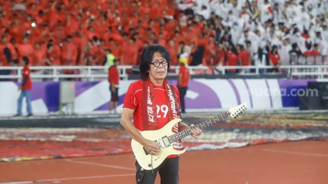 Grup Band God Bless Tampil bersama Penyanyi Judika sebelum pertandingan pertandingan Grup C putaran ketiga Kualifikasi Piala Dunia 2026 zona Asia antara Indonesia melawan China di Stadion Utama Gelora Bung Karno, Jakarta, Kamis (5/6/2025). [Suara.com/Alfian Winanto]