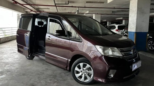 Nissan Serena (2013). (OLX)