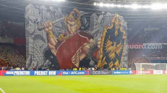 Koreografi Suporter Timnas Indonesia bergambar Gatot Kaca ditampilkan saat pertandingan Grup C putaran ketiga Kualifikasi Piala Dunia 2026 zona Asia antara Indonesia melawan China di Stadion Utama Gelora Bung Karno, Jakarta, Kamis (5/6/2025). [Suara.com/Alfian Winanto]