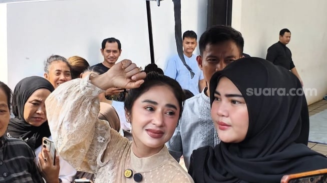 Suasana perayaan Idul Adha di kediaman Dewi Perssik kawasan Lebak Bulus, Jakarta, Jumat, 6 Juni 2025. [Suara.com/Adiyoga Priyambodo]
