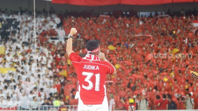 Grup Band God Bless Tampil bersama Penyanyi Judika sebelum pertandingan pertandingan Grup C putaran ketiga Kualifikasi Piala Dunia 2026 zona Asia antara Indonesia melawan China di Stadion Utama Gelora Bung Karno, Jakarta, Kamis (5/6/2025). [Suara.com/Alfian Winanto]