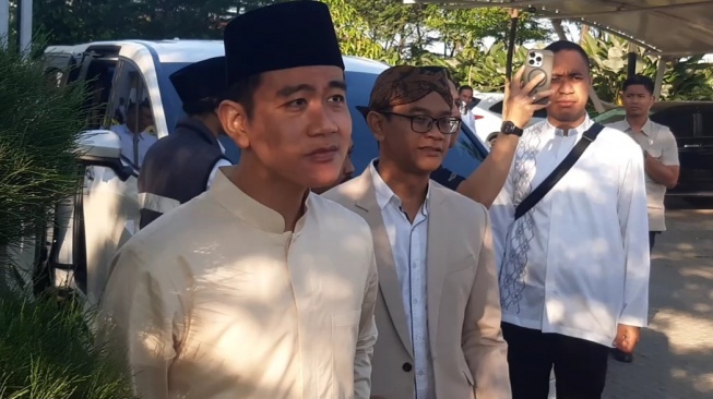 Wapres Gibran Rakabuming Raka saat salat Idul Adha di Masjid Raya Sheikh Zayed Solo, Jumat (6/6/2025). [Suara.com/Ari Welianto]