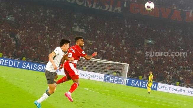 Pesepak bola Timnas Indonesia Yakob Sayuri berebut bola dengan pemain Timnas China dalam pertandingan Grup C putaran ketiga Kualifikasi Piala Dunia 2026 zona Asia antara Indonesia melawan China di Stadion Utama Gelora Bung Karno, Jakarta, Kamis (5/6/2025). [Suara.com/Alfian Winanto]