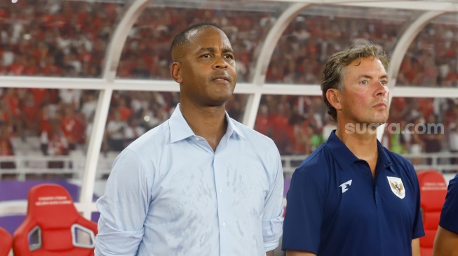 Pelatih Timnas Indonesia Patrick Kluivert saat pertandingan Grup C putaran ketiga Kualifikasi Piala Dunia 2026 zona Asia antara Indonesia melawan China di Stadion Utama Gelora Bung Karno, Jakarta, Kamis (5/6/2025). Pelatih Timnas Indonesia, Patrick Kluivert mengungkapkan timnya punya modal bagus buat mengalahkan Jepang di laga selanjutnya. Itu adalah kemenangan 1-0 atas China di laga sebelumnya yang berlangsung di Stadion Utama Gelora Bung Karno, Jakarta, dalam lanjutan Grup C ronde ketiga Kualifikasi Piala Dunia 2026 zona Asia, Kamis (5/6/2026). [Suara.com/Alfian Winanto]