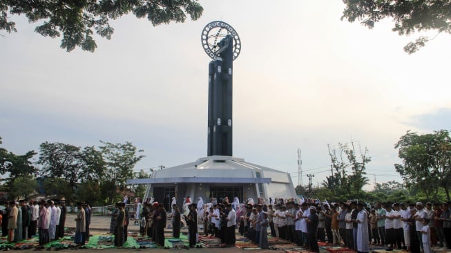 Umat Islam melaksanakan shalat Idul Adha 1446 Hijriah di kawasan Monumen Tugu Khatulistiwa di Pontianak, Kalimantan Barat, Jumat (6/6/2025). [ANTARA FOTO/Jessica Wuysang/nym]