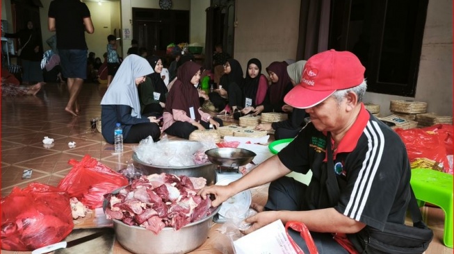 Tradisi ngejot saat Hari Idul Adha di Denpasar, Jumat (6/6/2025) (suara.com/Putu Yonata Udawananda)