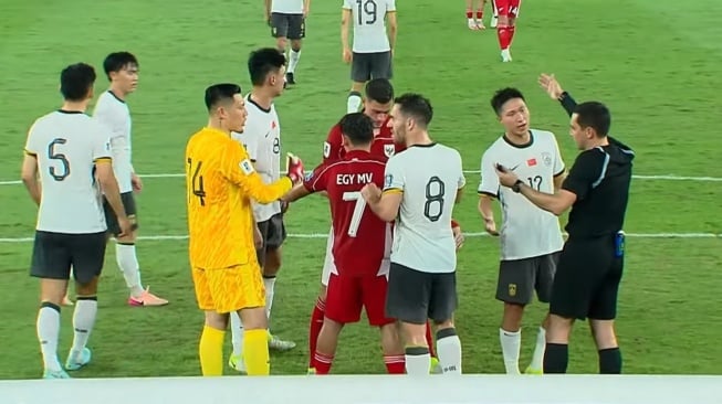 Jay Idzes pakai trik untuk bantu Ole Romeny eksekusi penalti. (Tangkap Layar RCTI)