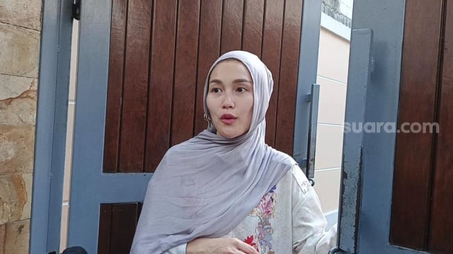 Ayu Ting Ting ditemui saat perayaan Idul Adha 2025 di rumahnya yang berada di kawasan Depok, Jawa Barat pada Jumat, 6 Juni 2025. [Suara.com/Rena Pangesti]