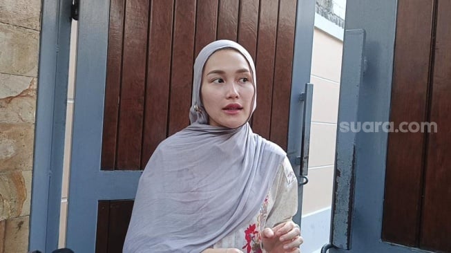 Ayu Ting Ting ditemui saat perayaan Idul Adha 2025 di rumahnya yang berada di kawasan Depok, Jawa Barat pada Jumat, 6 Juni 2025. [Suara.com/Rena Pangesti]