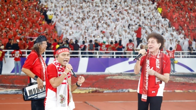 Grup Band God Bless Tampil bersama Penyanyi Judika sebelum pertandingan pertandingan Grup C putaran ketiga Kualifikasi Piala Dunia 2026 zona Asia antara Indonesia melawan China di Stadion Utama Gelora Bung Karno, Jakarta, Kamis (5/6/2025). [Suara.com/Alfian Winanto]