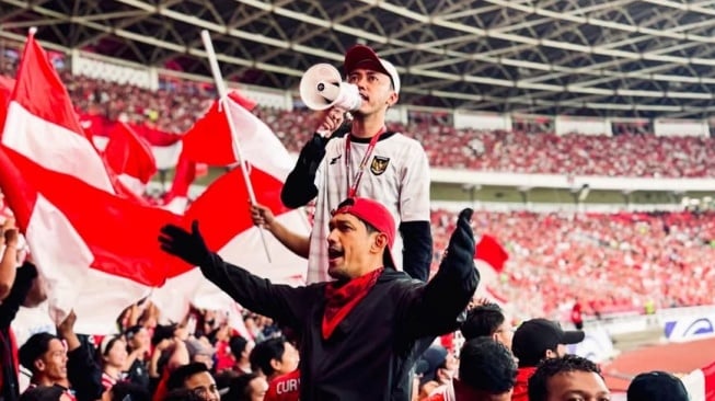 Ibnu Jamil bentangkan tifo di laga krusial timnas Indonesia vs China (Instagram)