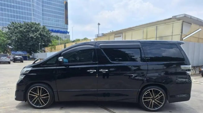 Toyota Vellfire (2010). (OLX)