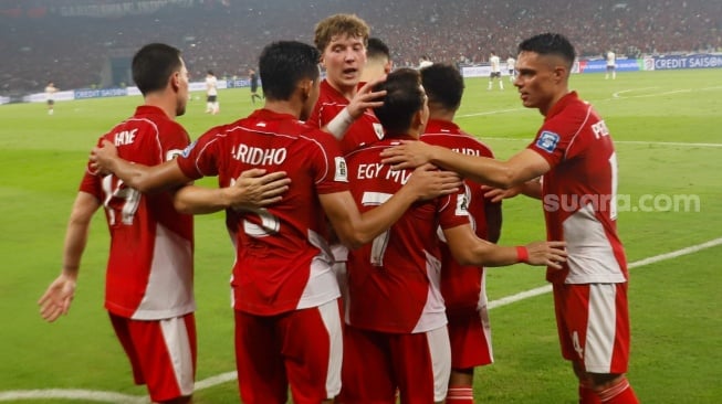Pesepak bola Timnas Indonesia Ole Romeny berselebrasi dengan rekan setimnya usai mencetak gol ke gawang China dalam pertandingan Grup C putaran ketiga Kualifikasi Piala Dunia 2026 zona Asia antara Indonesia melawan China di Stadion Utama Gelora Bung Karno, Jakarta, Kamis (5/6/2025). [Suara.com/Alfian Winanto]