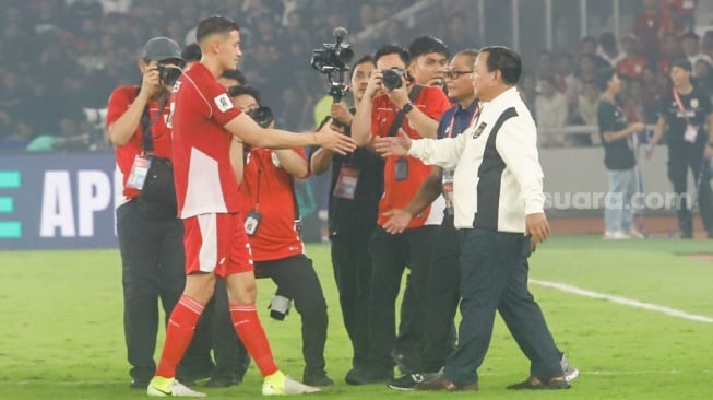 Pelatih Timnas Indonesia Patrick Kluivert saat pertandingan Grup C putaran ketiga Kualifikasi Piala Dunia 2026 zona Asia antara Indonesia melawan China di Stadion Utama Gelora Bung Karno, Jakarta, Kamis (5/6/2025). [Suara.com/Alfian Winanto]