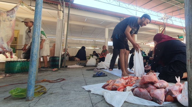 Warga Kauman bergotong-royong saat penyembelihan hewan kurban di Masjid Gedhe Kauman Kota Yogyakarta, Jumat (6/6/2025). [Hiskia/Suarajogja]