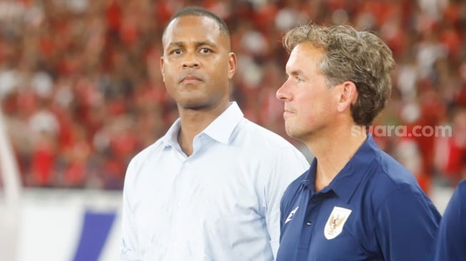 Pelatih Timnas Indonesia Patrick Kluivert saat pertandingan Grup C putaran ketiga Kualifikasi Piala Dunia 2026 zona Asia antara Indonesia melawan China di Stadion Utama Gelora Bung Karno, Jakarta, Kamis (5/6/2025). [Suara.com/Alfian Winanto]