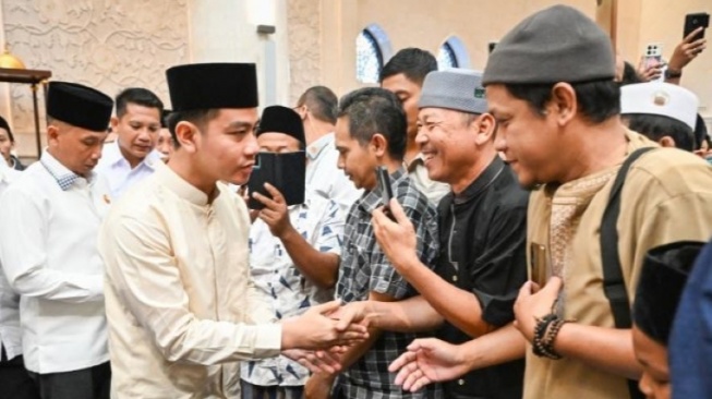 Wapres Gibran Rakabuming Raka usai Salat Iduadha di Masjid Syeikh Zayed Surakarta, Jumat (6/6/2025). [BPMI Setwapres]