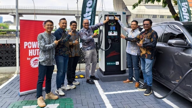 Geely Auto menandai kerjasama dengan Voltron untuk menyediakan stasiun pengisian daya mobil listrik di setiap jaringan diler resmi Geely di Indonesia. (Foto: Geely)