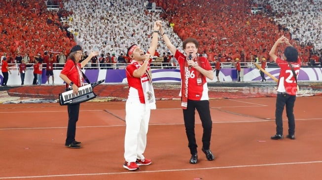 Grup Band God Bless Tampil bersama Penyanyi Judika sebelum pertandingan pertandingan Grup C putaran ketiga Kualifikasi Piala Dunia 2026 zona Asia antara Indonesia melawan China di Stadion Utama Gelora Bung Karno, Jakarta, Kamis (5/6/2025). [Suara.com/Alfian Winanto]