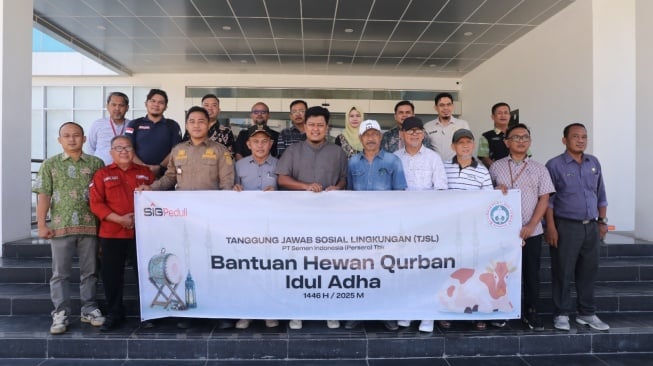 SM of CSR SMBR Teguh Prawito Foto Bersama Lurah dan Kepala Desa yang Menerima Bantuan Hewan Kurban di Baturaja