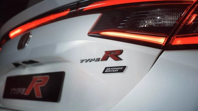 Honda Civic Type R Ultimate Edition sebagai tanda perpisahan untuk pasar Eropa dan hanya tersdia sebanyak 40 unit sebelum Honda benar-benar tak bisa lagi memasarkan Honda Civic Type R pada 2026 karena masalah regulasi. (Foto: Carscoops)