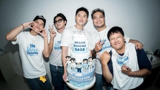 Warung Cenat Cenut: Transformasi SMASH dari Panggung Musik ke Lapak TikTok