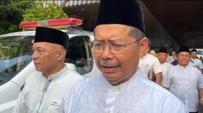 Sekda DKI Jakarta Marullah Matali menjelaskan mengenai penyaluran hewan kurban usai Salat Iduladha di Masjid Fatahillah, Balai Kota Jakarta, Jumat (6/6/2025). [Suara.com/Fakhri]
