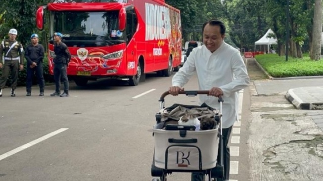 Bobby Kertanegara jalan-jalan sore saat Timnas menyambangi kediaman Presiden Prabowo Subianto di Jalan Kertanegara IV, Kebayoran, Jaksel, Jumat (6/6/2025). [Suara.com/Novian]