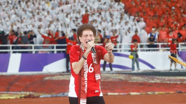 Grup Band God Bless Tampil bersama Penyanyi Judika sebelum pertandingan pertandingan Grup C putaran ketiga Kualifikasi Piala Dunia 2026 zona Asia antara Indonesia melawan China di Stadion Utama Gelora Bung Karno, Jakarta, Kamis (5/6/2025). [Suara.com/Alfian Winanto]