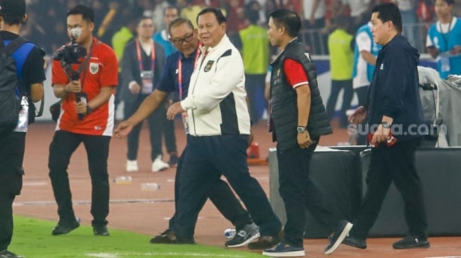Presiden RI Prabowo Subianto turun ke lapangan untuk memberikan selamat kepada pemain Timnas Indonesia usai pertandingan Grup C putaran ketiga Kualifikasi Piala Dunia 2026 zona Asia antara Indonesia melawan China di Stadion Utama Gelora Bung Karno, Jakarta, Kamis (5/6/2025). [Suara.com/Alfian Winanto]