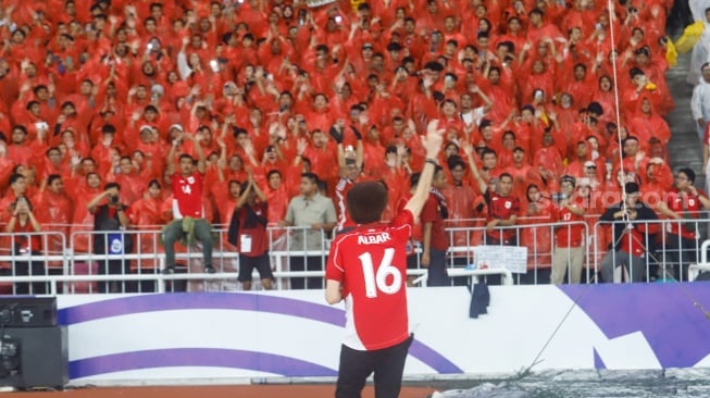 Grup Band God Bless Tampil bersama Penyanyi Judika sebelum pertandingan pertandingan Grup C putaran ketiga Kualifikasi Piala Dunia 2026 zona Asia antara Indonesia melawan China di Stadion Utama Gelora Bung Karno, Jakarta, Kamis (5/6/2025). [Suara.com/Alfian Winanto]