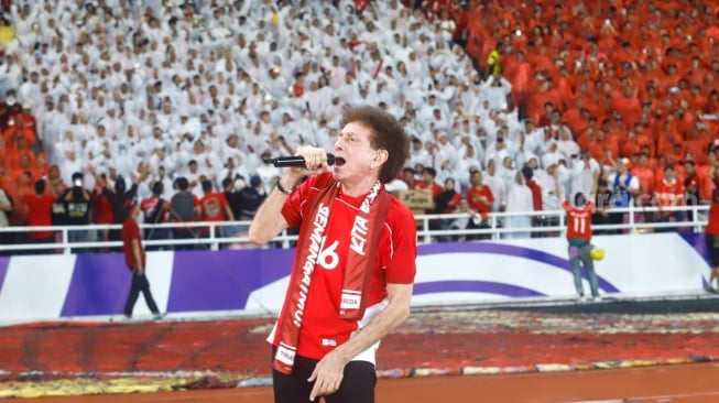 Grup Band God Bless Tampil bersama Penyanyi Judika sebelum pertandingan pertandingan Grup C putaran ketiga Kualifikasi Piala Dunia 2026 zona Asia antara Indonesia melawan China di Stadion Utama Gelora Bung Karno, Jakarta, Kamis (5/6/2025). [Suara.com/Alfian Winanto]